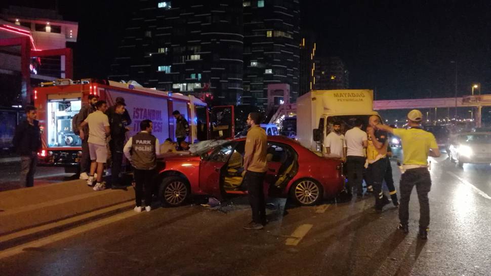 Bakırköy'de otomobil ile kamyonetin çarpışması sonucu 1 kişi yaralandı