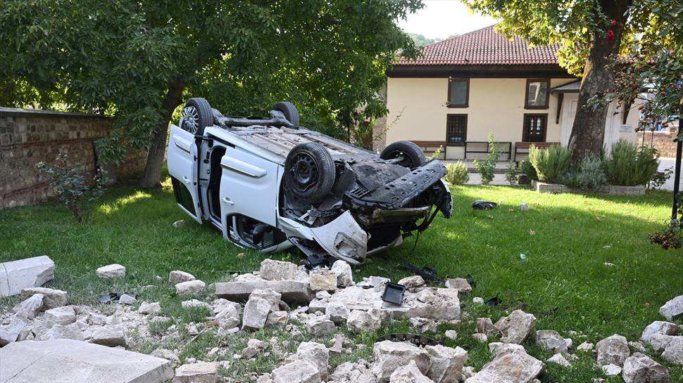 Edirne'de düzensiz göçmenleri taşıyan panelvan, polisten kaçarken cami bahçesine düştü