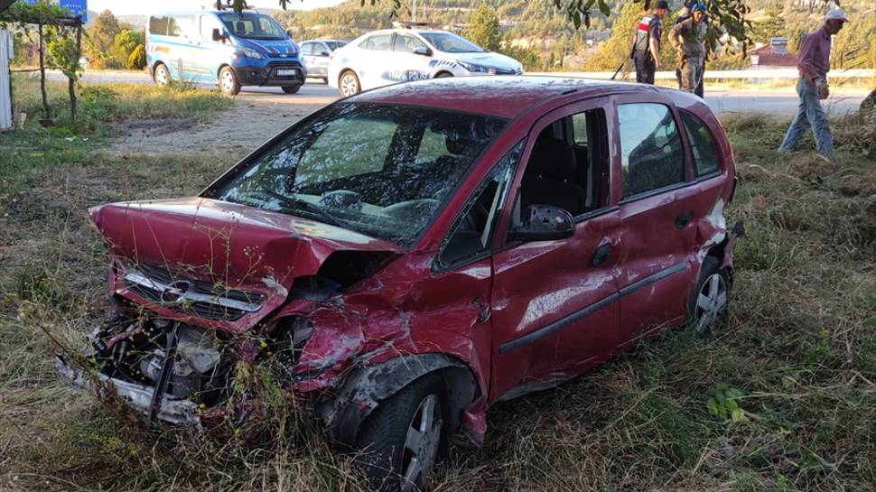 Karabük'te şarampole devrilen otomobildeki 2 kişi yaralandı