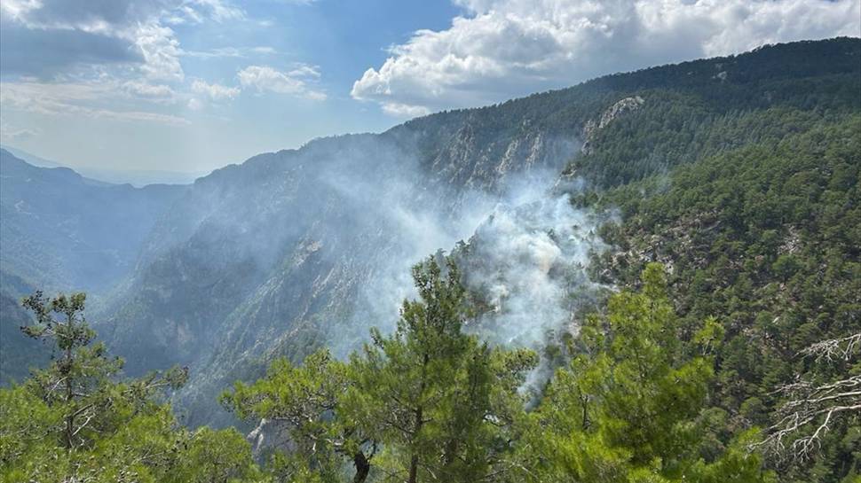 Burdur'da Karanlıkdere Kanyonu'nda çıkan orman yangını kontrol altına alındı