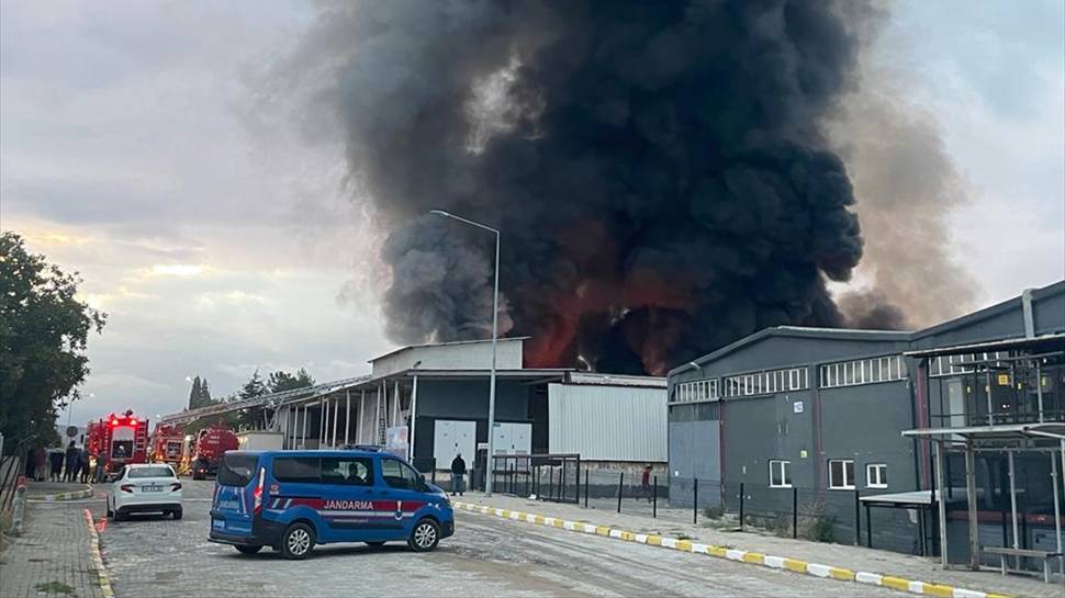 Uşak'ta tekstil fabrikasında çıkan yangına ekiplerce müdahale ediliyor