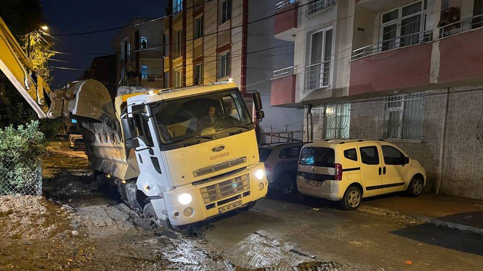 Yağmurdan zarar gören yolda mahsur kaldı