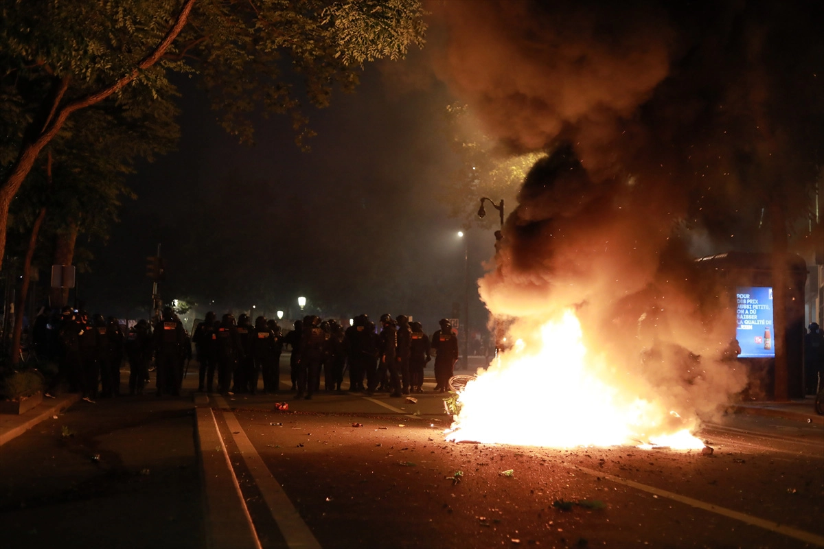 Paris'te sokaklar karıştı