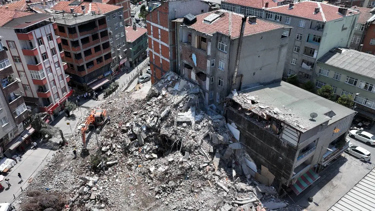 Güngör'deki bina yıkımı sırasında, komşu bina hasar aldı