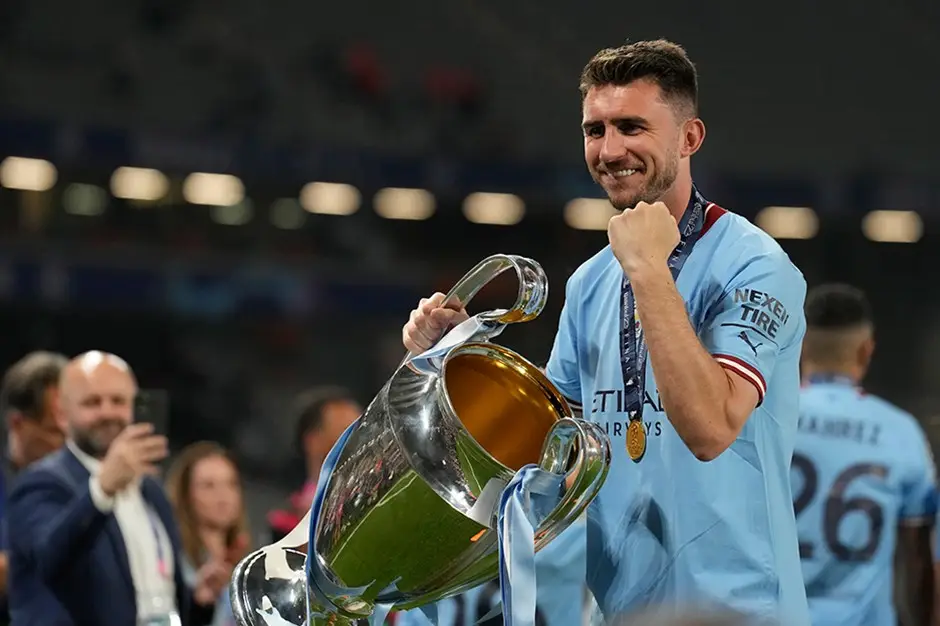  Aymeric Laporte, 27 Mayıs 1994 doğumlu Suudi Arabistan Pro Ligi takımlarından Al Nassr ve İspanya milli takımında stoper olarak oynayan profesyonel bir futbolcudur.  