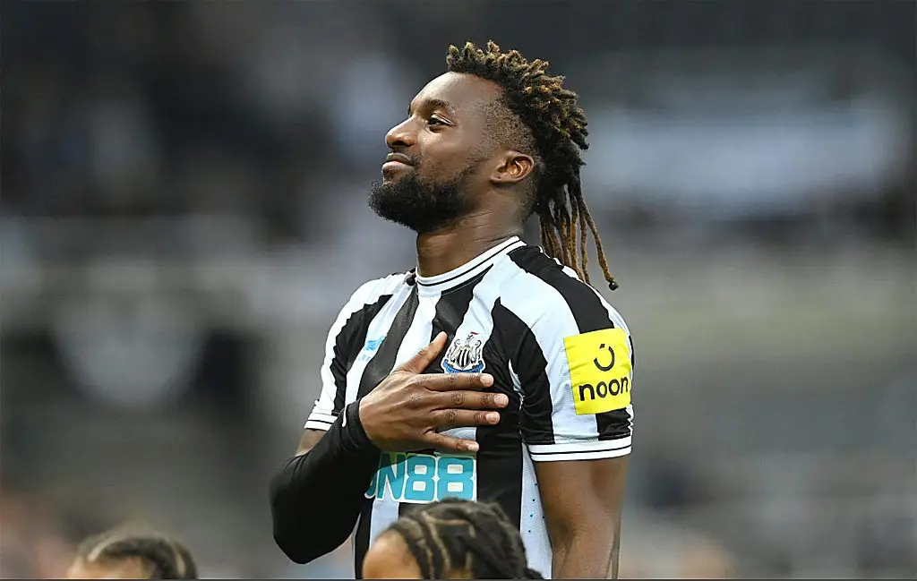  Saint Maximin’i Mourinho çok istemesine rağmen yıllık 11,7 milyon euroluk maaşı sıkıntı yaratmıştı. Devreye girip oyuncuyla bizzat görüşen Portekizli teknik adam sayesinde bu sorun çözüldü. Fransız yıldız maaşını 7 milyon euro seviyesine çekerken bunun 2,5 milyon euroluk kısmını Al Ahli’nin karşılaması da kabul edildi. Sarı lacivertliler 15 milyon euroluk satın alma opsiyonuyla Saint Maximin’i kiralayacak. 