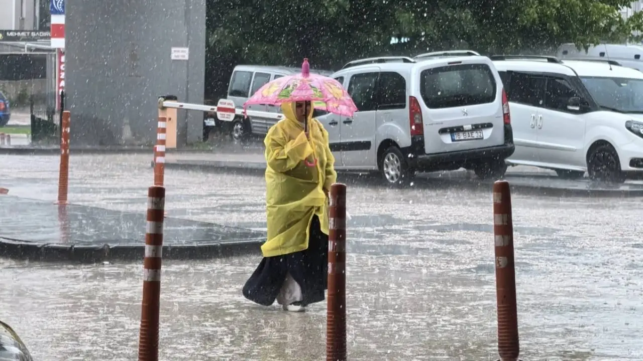 Bursa'da cadde ve sokaklar göle döndü !