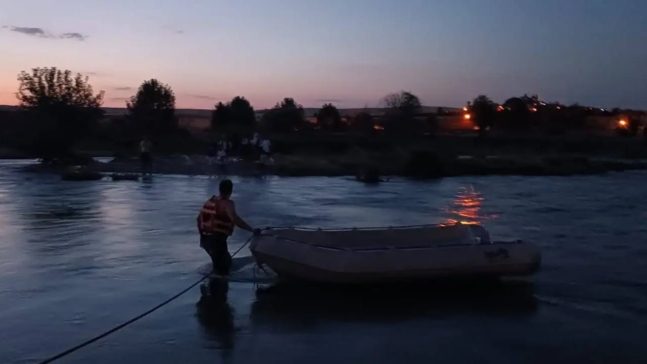 Baraj suları yükselince mahsur kaldılar...