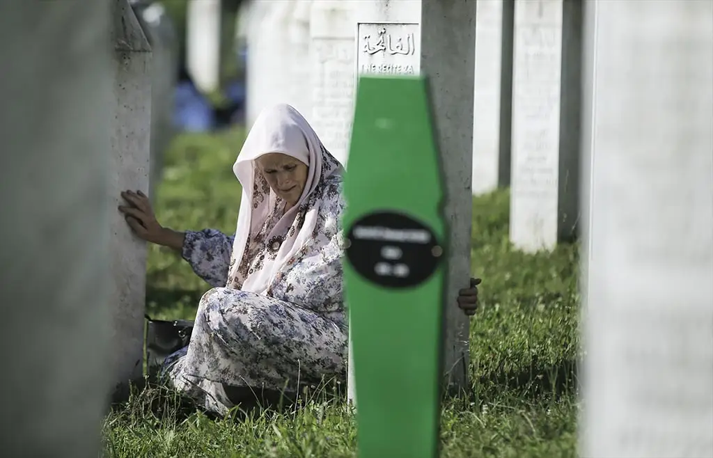  Cansız bedenlerinden geriye kalanlara bakılarak soykırım kurbanlarının kimlikleri belirlendi.  Srebrenitsa şehitlerinden kimliği tespit edilenler her yıl 11 Temmuz'da Potoçari Anıt Mezarlığı'nda düzenlenen törenle toprağa veriliyor. 