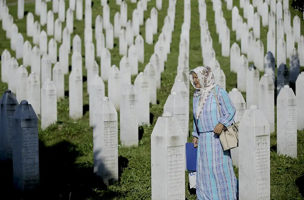  Avrupa'da İkinci Dünya Savaşı'nın ardından yaşanan en büyük insanlık trajedisi olarak nitelendirilen Srebrenitsa Soykırımında öldürülen 14 kurban için öğleden sonra cenaze namazı kılınacak. 