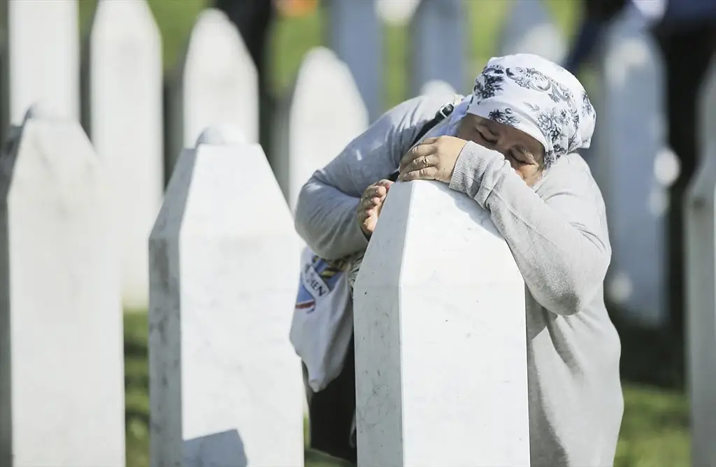  1995'te Sırpların gerçekleştirdiği soykırımda öldürülenlerden 14’ünün daha kimlikleri belirlendi. O 14 kişi için nihayet bir cenaze namazı kılınacak ve naaşlarından geriye kalanlar toprakla buluşacak. Yakınları da artık kayıplarının mezarı başında dua edebilecek. 