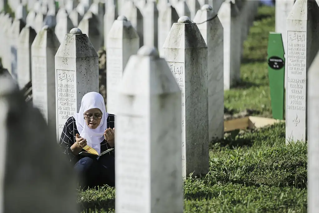  Birleşmiş Milletler (BM) bünyesindeki Hollandalı askerlere sığınan sivil Boşnaklar, Sırplara teslim edilerek soykırımın önü açıldı. 