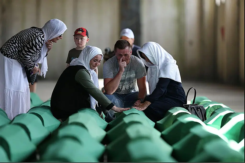  Cumhurbaşkanı Erdoğan, Srebrenitsa Soykırımı'na benzer bir karanlığın dünyanın hiçbir yerinde tekrarlanmaması için bu kararın ibret olması gerektiğine inandığını dile getirdi. 