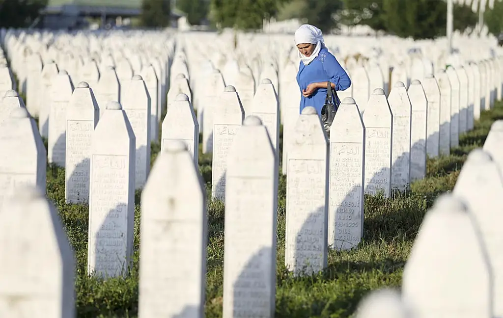  Ancak 29 yıl önce Srebrenitsa'da yaşanan vahşetin bir benzerine bugün Gazze'de ve işgal edilmiş Filistin topraklarında Filistin halkının maruz kaldığına dikkati çeken Cumhurbaşkanı Erdoğan, 16 bini çocuk olmak üzere yaklaşık 40 bin masum insanın katledilmesini uluslararası kurum ve kuruluşların, tıpkı 29 sene evvel olduğu gibi sadece seyrettiğini vurguladı. 