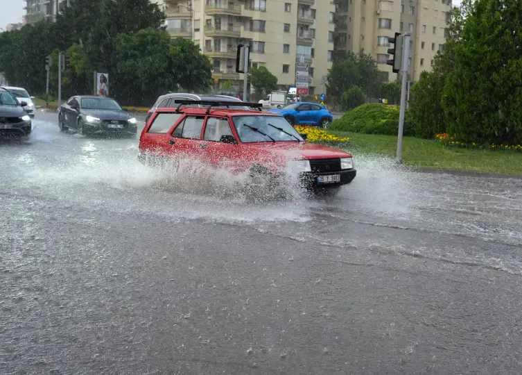 İzmir'de sağanak yağış etkili oldu