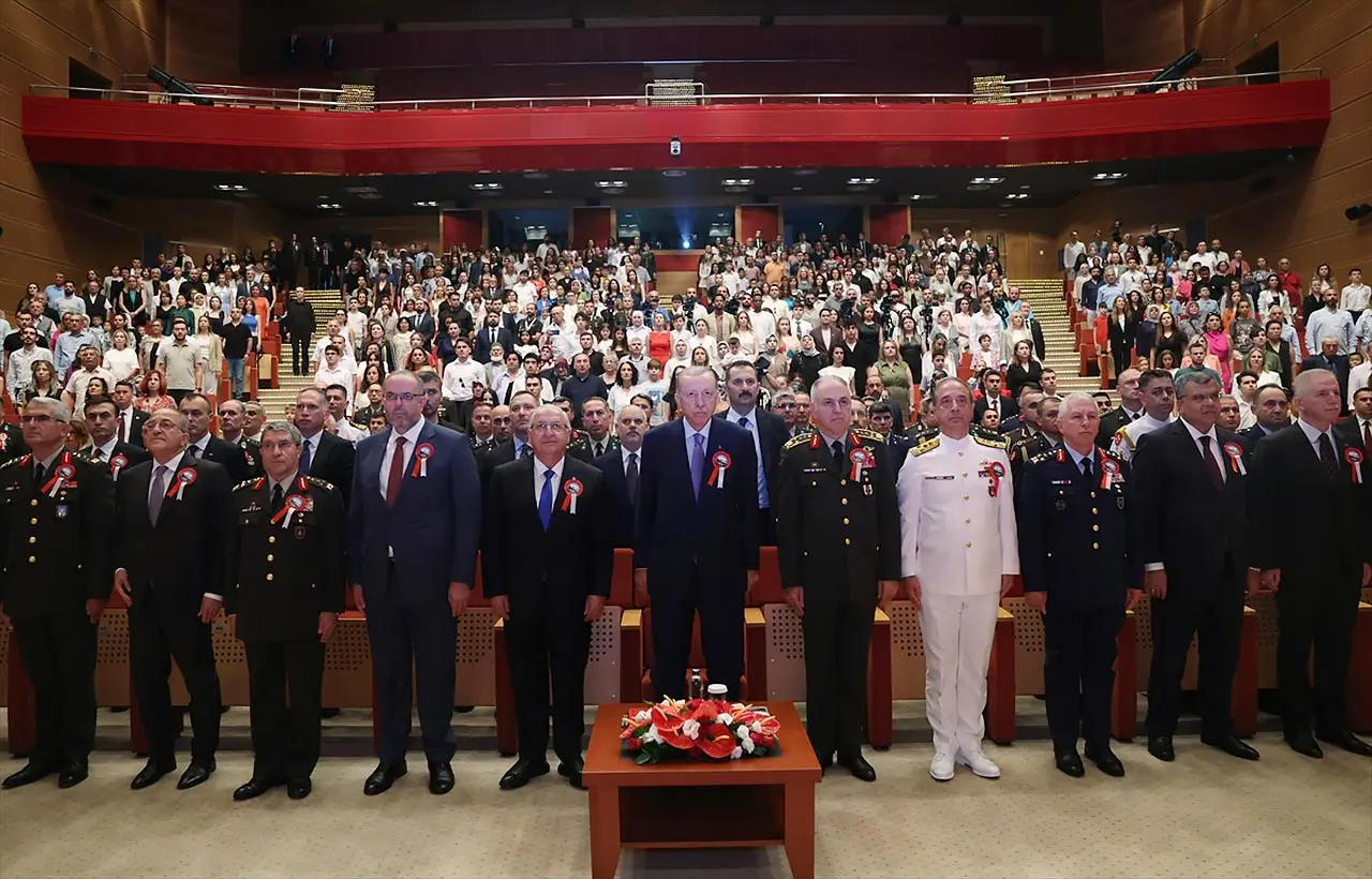  İsrail ordusunun, daha önce "güvenli olduğunu" iddia ettiği Gazze Şeridi'ndeki Han Yunus kentinin batısında yer alan El-Mevasi bölgesine savaş uçaklarıyla düzenlediği saldırıda 71 Filistinli hayatını kaybetti, 289 kişi de yaralandı.  