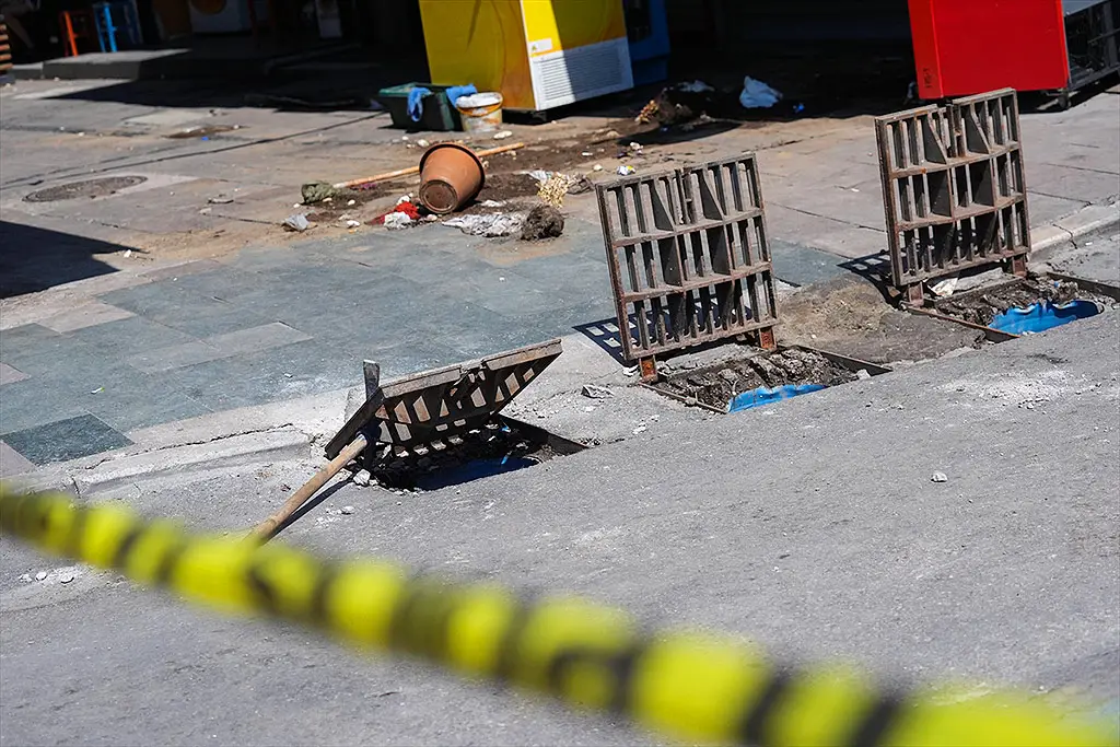 İzmir'de sağanak sırasında sokakta 2 kişinin elektrik akımına kapıldığı alanda inceleme