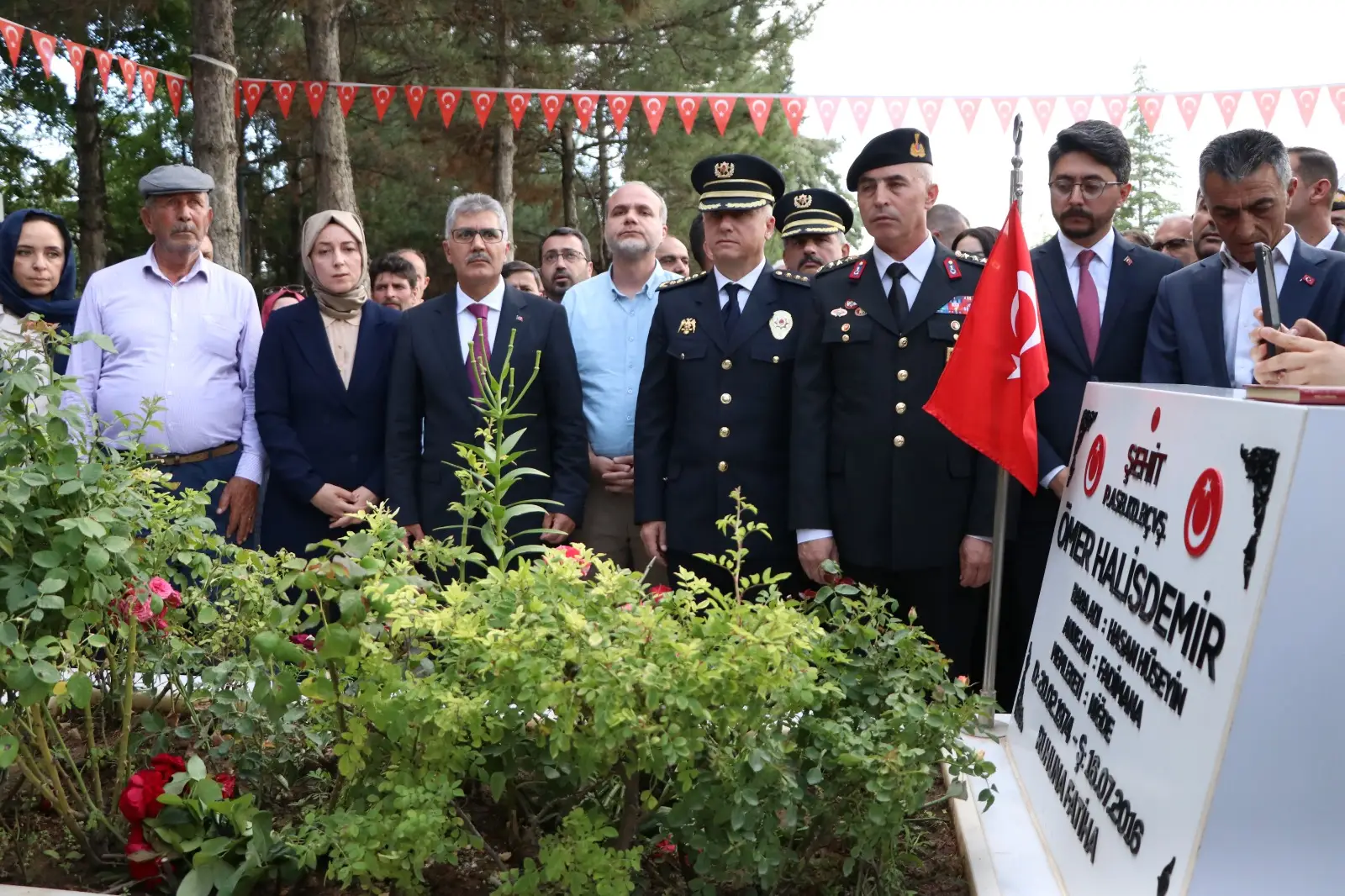 Şehit Ömer Halisdemir'in kabri başında tören düzenlendi