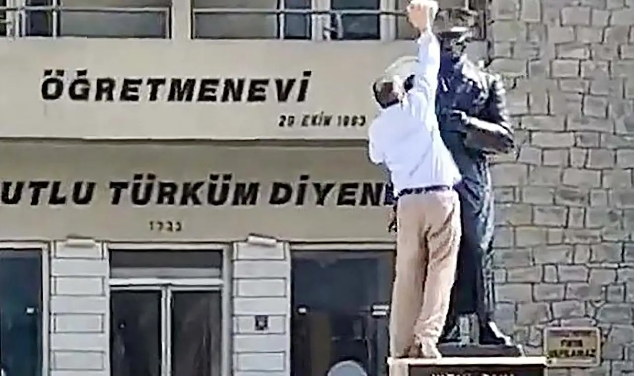 Elazığ'da Atatürk heykeline taşlı saldırı!