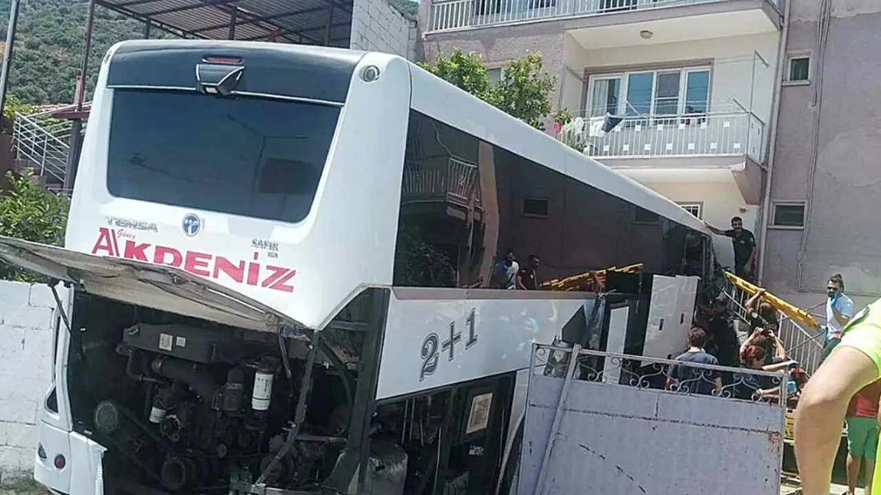 Yolcu otobüsü eve daldı: 1 ölü, 15 yaralı; O kaza kamerada