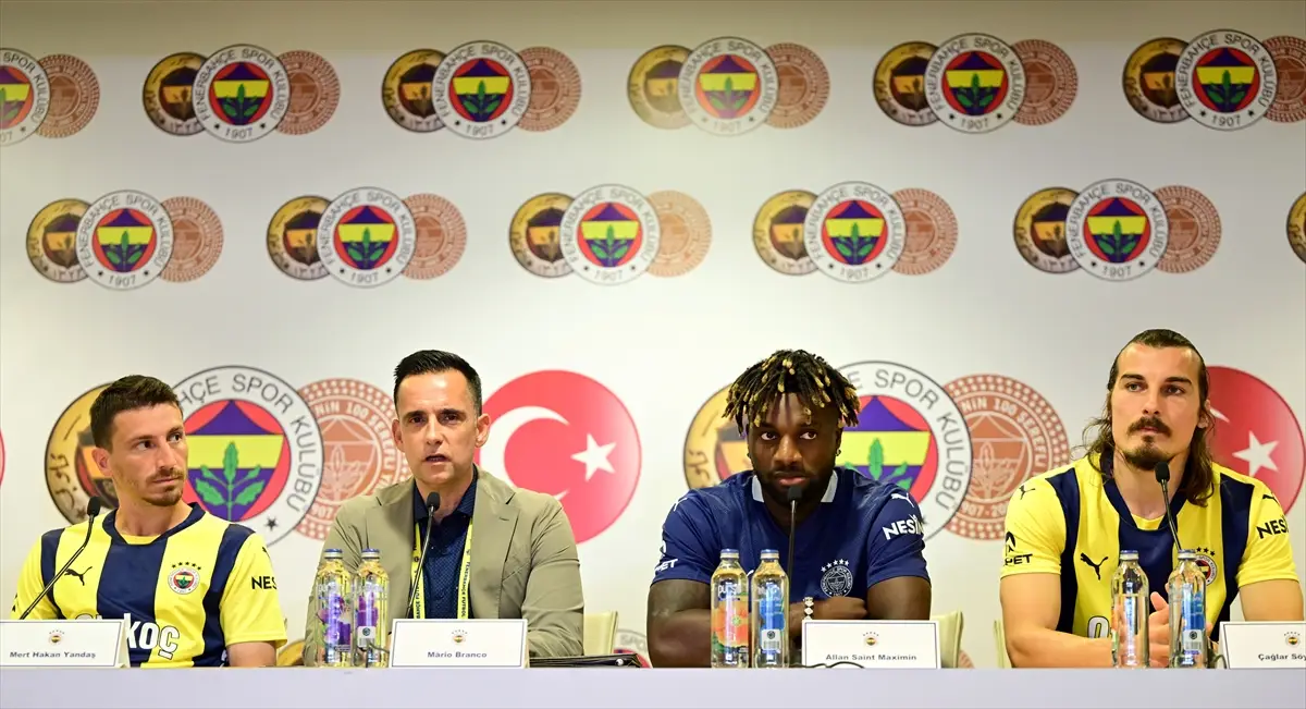 Fenerbahçe'de imza töreni düzenlendi