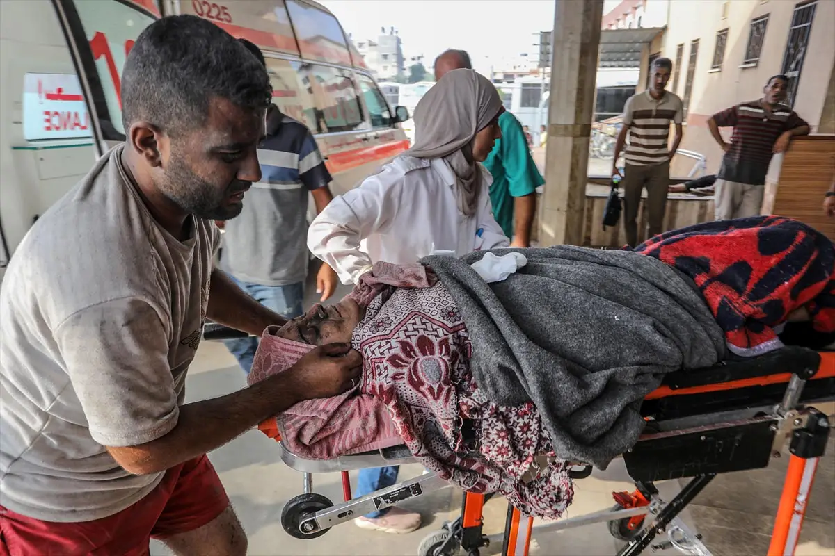  Dünya ülkelerinin tepkilerine rağmen aylardır Gazze'de katliam yapan işgalci İsrail kana doymuyor. Çoluk çocuk demeden katletmeye devam eden soykırım çetesi bölgede nefes alacak alan bırakmadı. Yaşam belirtisi olmayana kadar katliama devam edeceklerini söyleyen terör devleti İsrail, Han Yunus'a hava ve topçu saldırısı düzenledi. 