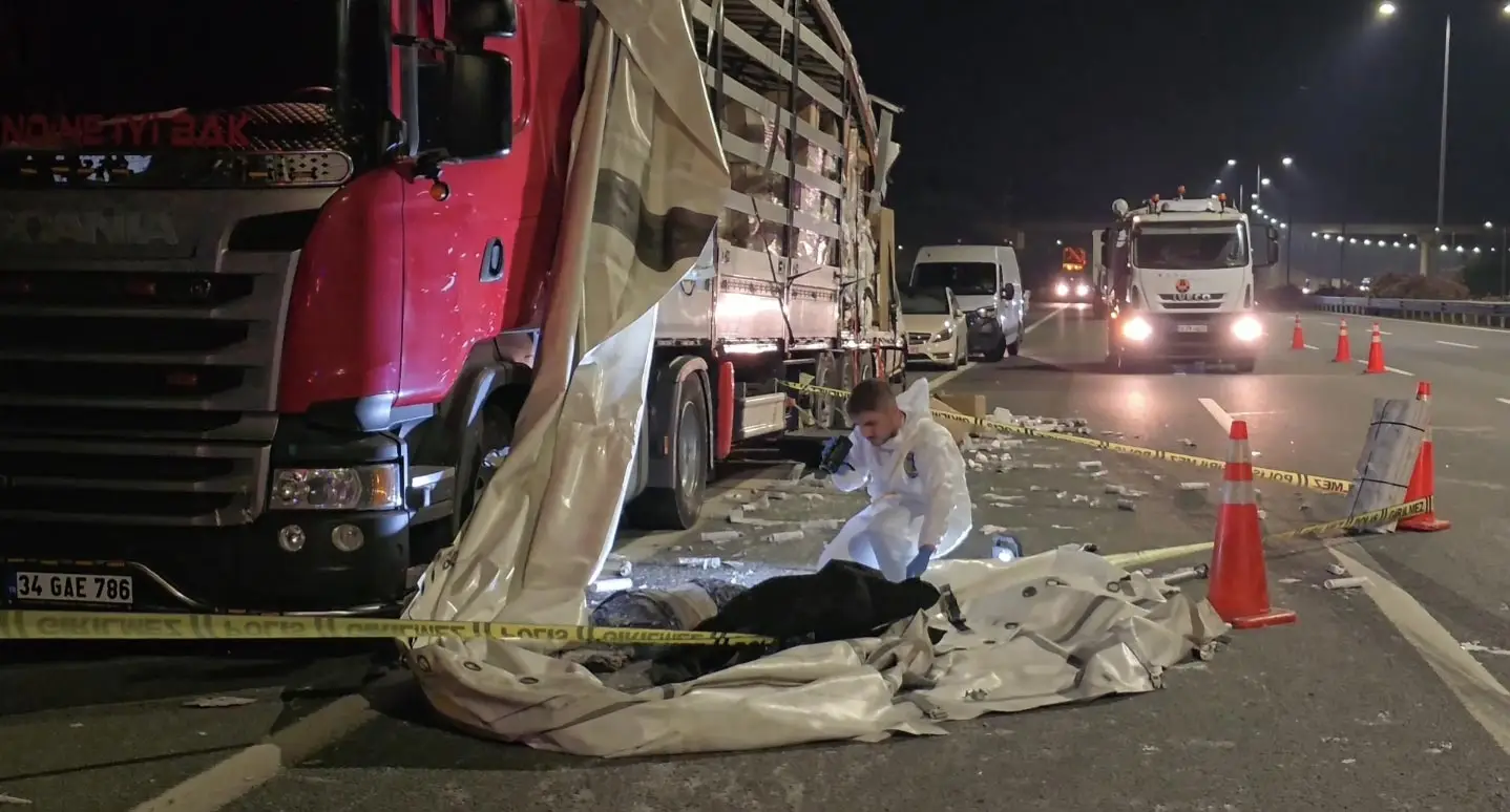  Akgül, lastiği kontrol etmek istediği sırada Cem Erdoğan yönetimindeki 41 ATB 443 plakalı hafriyat kamyonu TIR'a arkadan çarptı. Akgül, TIR ve hafriyat kamyonu arasında kaldı. İhbar üzerine olay yerine Jandarma, itfaiye ve sağlık ekipleri sevk edildi. 