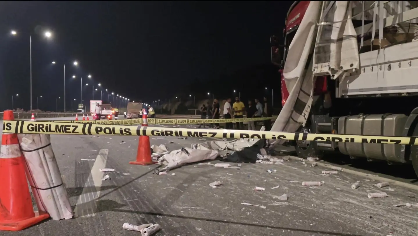  Beykoz'da gece saatlerinde yaşanan kazada bir kişi iki araç arasında sıkışarak acı bir şekilde can verdi. 