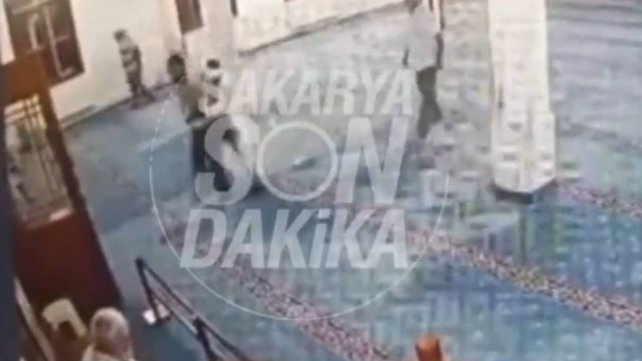 Camide bıçakla kendisine zarar vermek siteyen kişiyi müezzin engelledi