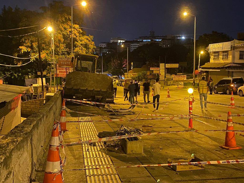 Ankara'da iş makinası TIR'dan düştü... Faciadan dönüldü...