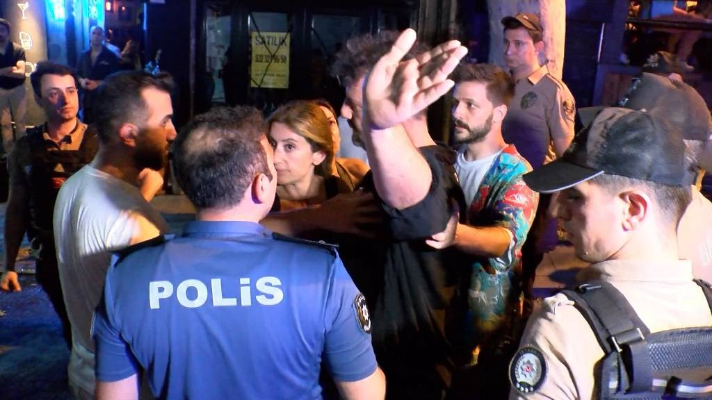 Polisi tehdit eden işletmeciye gözaltı...