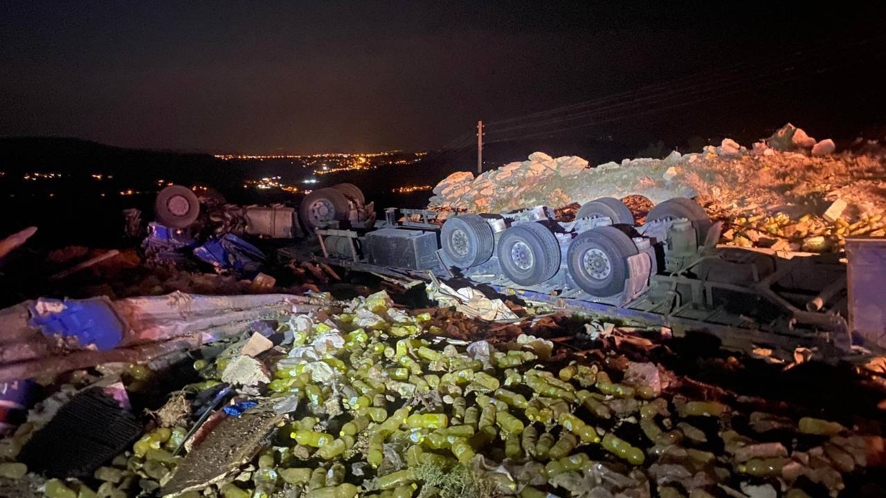 Devrilen TIR'ın sürücüsü öldü...