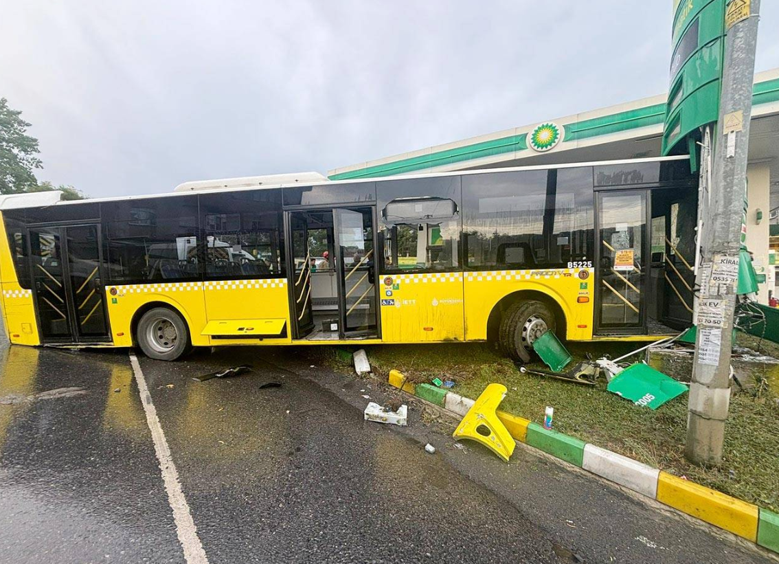 İstanbul'da kaza! Otobüs 3 araca çarpıp akaryakıt istasyonuna daldı