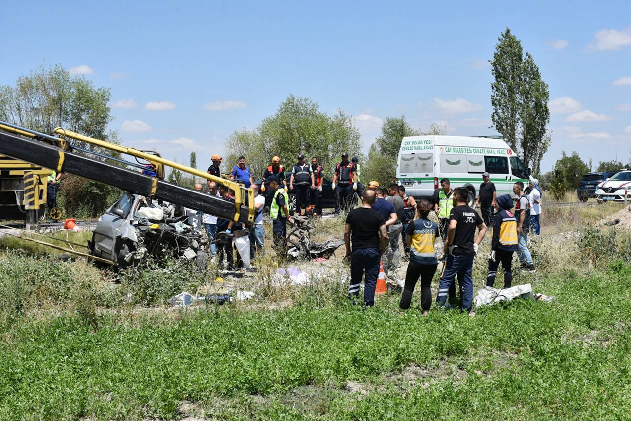 Afyonkarahisar'da korkunç kaza: 3 ölü