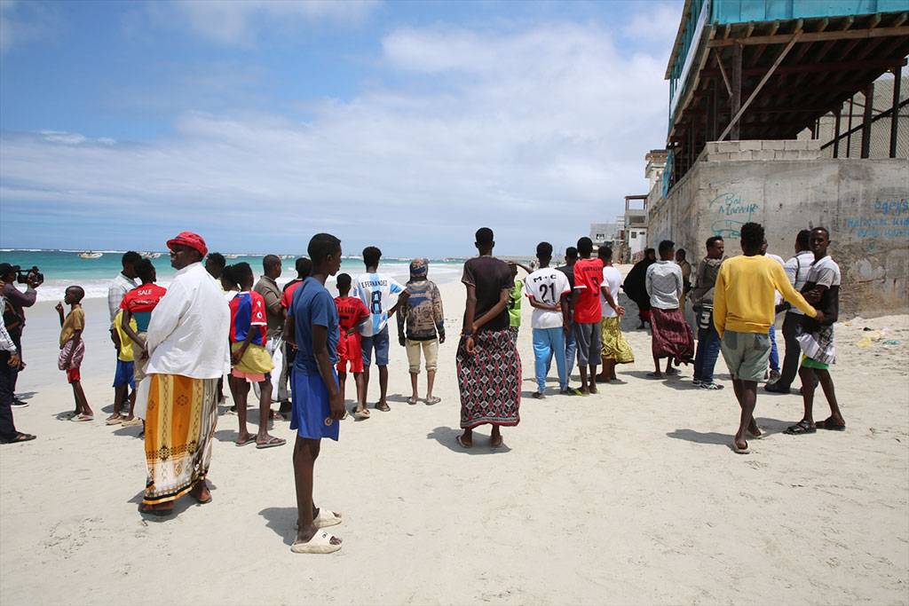  Somali'nin başkenti Mogadişu'da, terör örgütü Eş-Şebab tarafından düzenlenen bombalı ve silahlı saldırı, büyük bir felakete yol açtı. Lido Plajı ve Beach View Otel'e yönelik gerçekleştirilen bu saldırıda 32 kişi hayatını kaybederken, 63 kişi de yaralandı. 