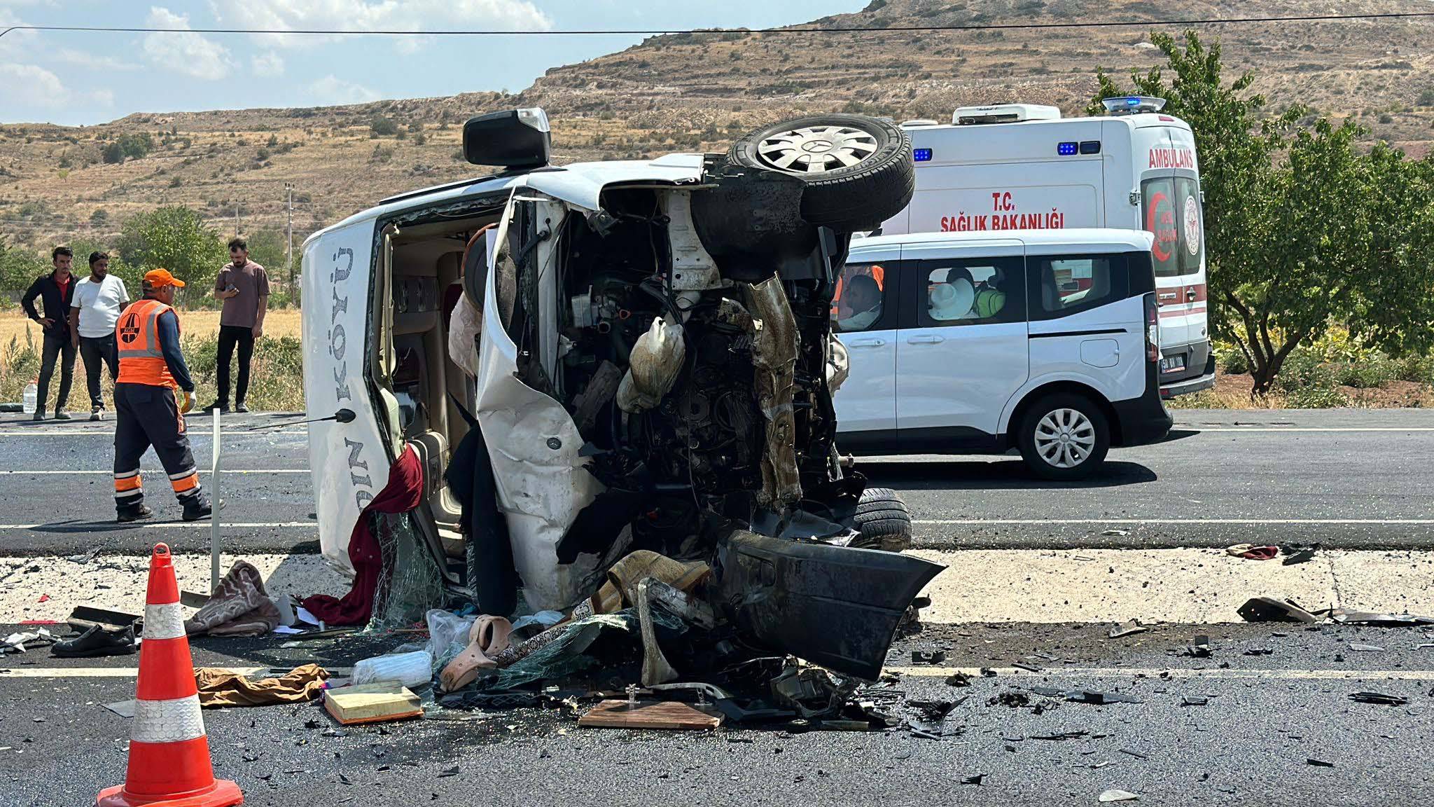 Nevşehir'de otomobil ile minibüs çarpıştı! Çok sayıda yaralı var