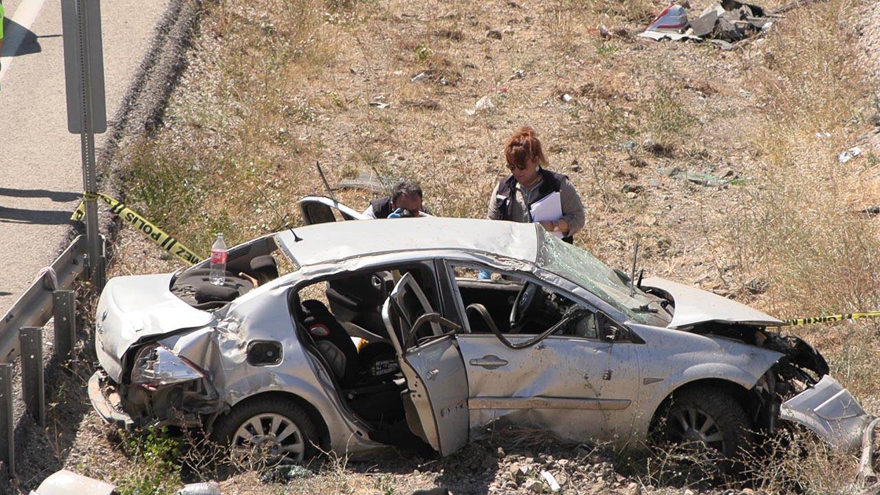 Ankara'da kaza! Otomobil su kanalına devrildi