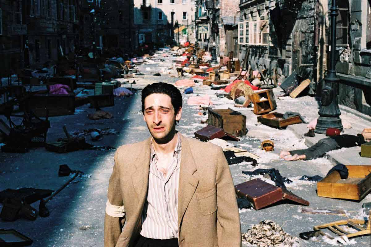 Başrolünde Adrien Brody’nin oynadığı “Piyanist” (The Pianist) filmi | İkinci Dünya Savaşı esnasında Polonyalı ünlü ve başarılı piyanist Wladyslaw Szpilman’ın anılarını paylaştığı aynı adı taşıyan kitaptan beyaz perdeye uyarlanan film.