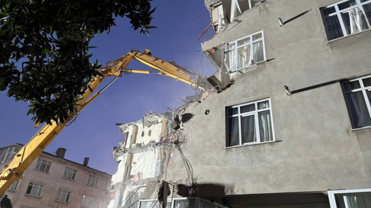 Pendik'te İETT otobüsünün çarptığı binanın yıkımı devam edecek