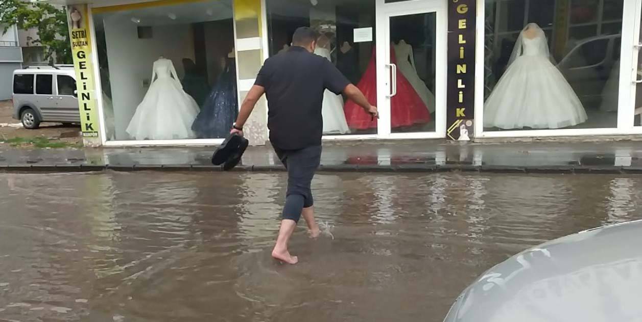 Ağrı'da sağanak hayatı felç etti! Caddeler su içinde...