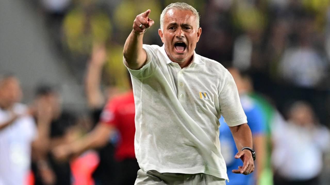 Öfkeden çıldırdı: Mourinho Adana Demirspor maçında sarı kart gördü