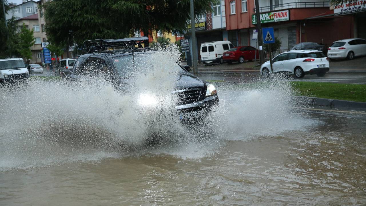 Ordu'da sağanak bastırdı, caddeler göle döndü