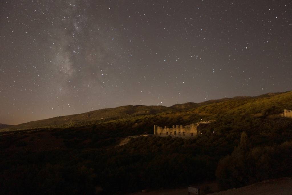  "Anıtsal Çeşme, Gece Gökyüzüyle Eşsiz Bir Manzara Sunuyor" 