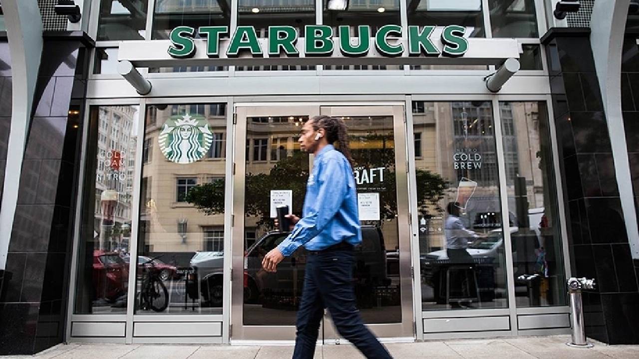 Starbucks aylardır zarar yazıyor: CEO pes etti!