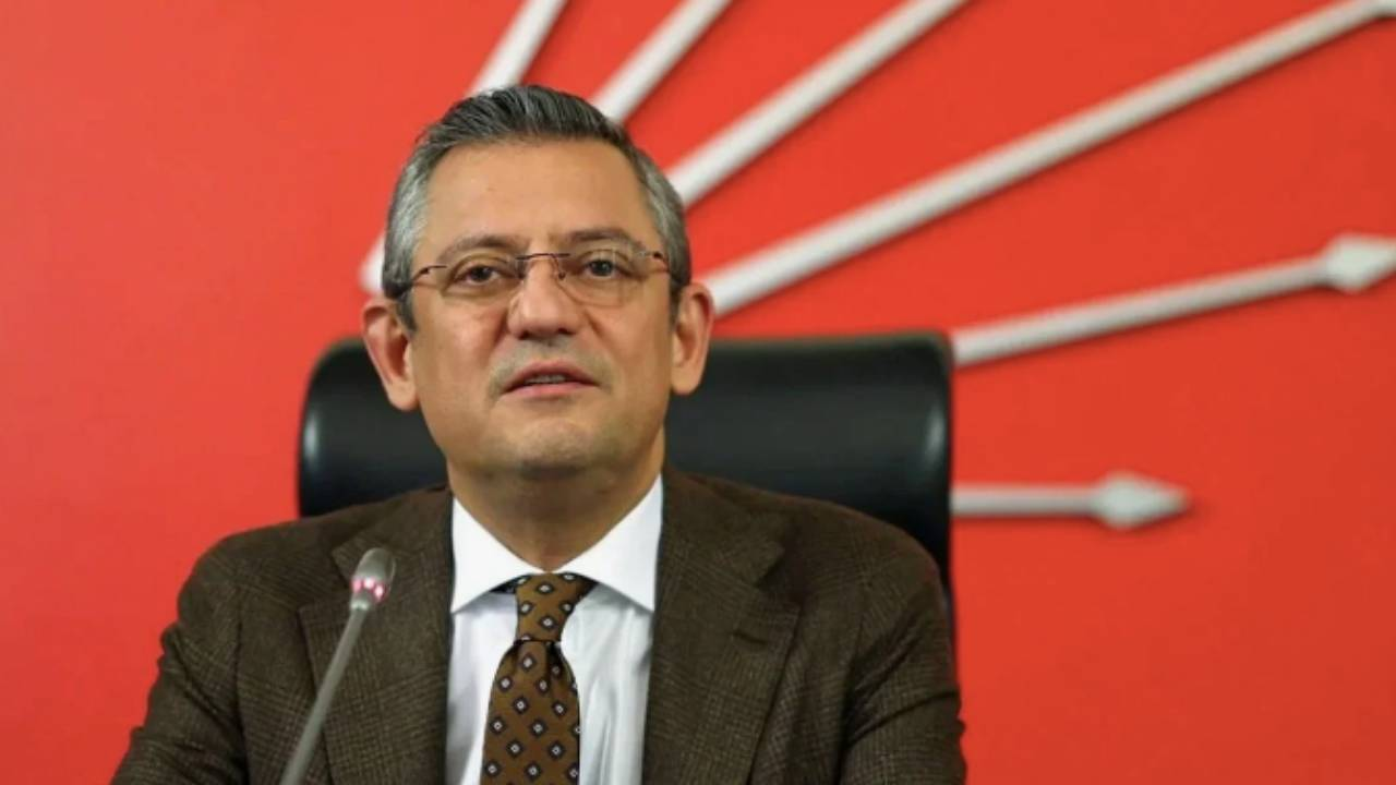 CHP Genel Başkanı Özgür Özel'in ayağı kırıldı