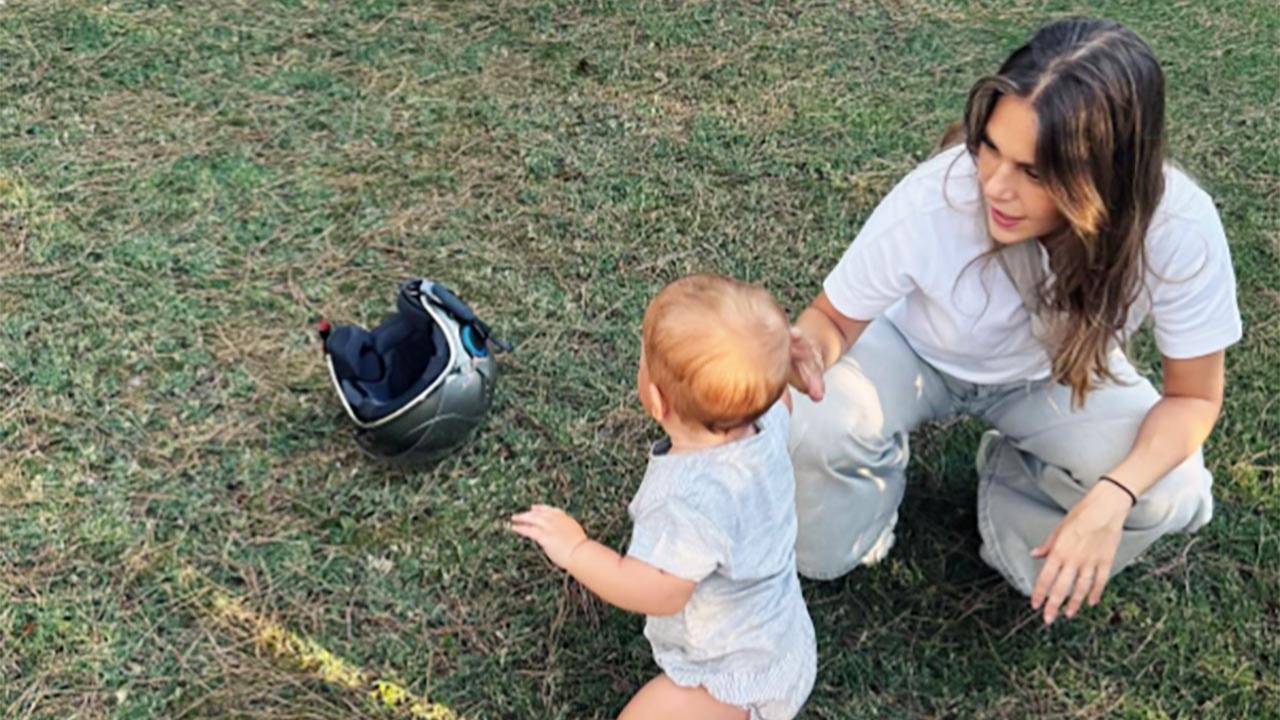 Ünlü oyuncu Aslı Enver'in kızının ilk adımları!