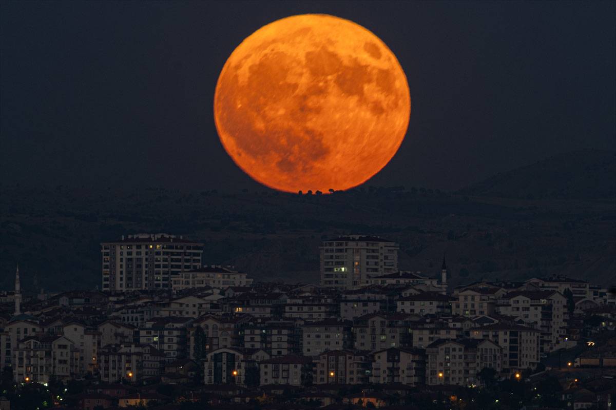  Süper Ay’ı görebilmek için fotoğrafçılar, gazeteciler, astroloji meraklıları, bu sıra dışı gök olayını kaçırmak istemeyenler sokaklara çıktı. 