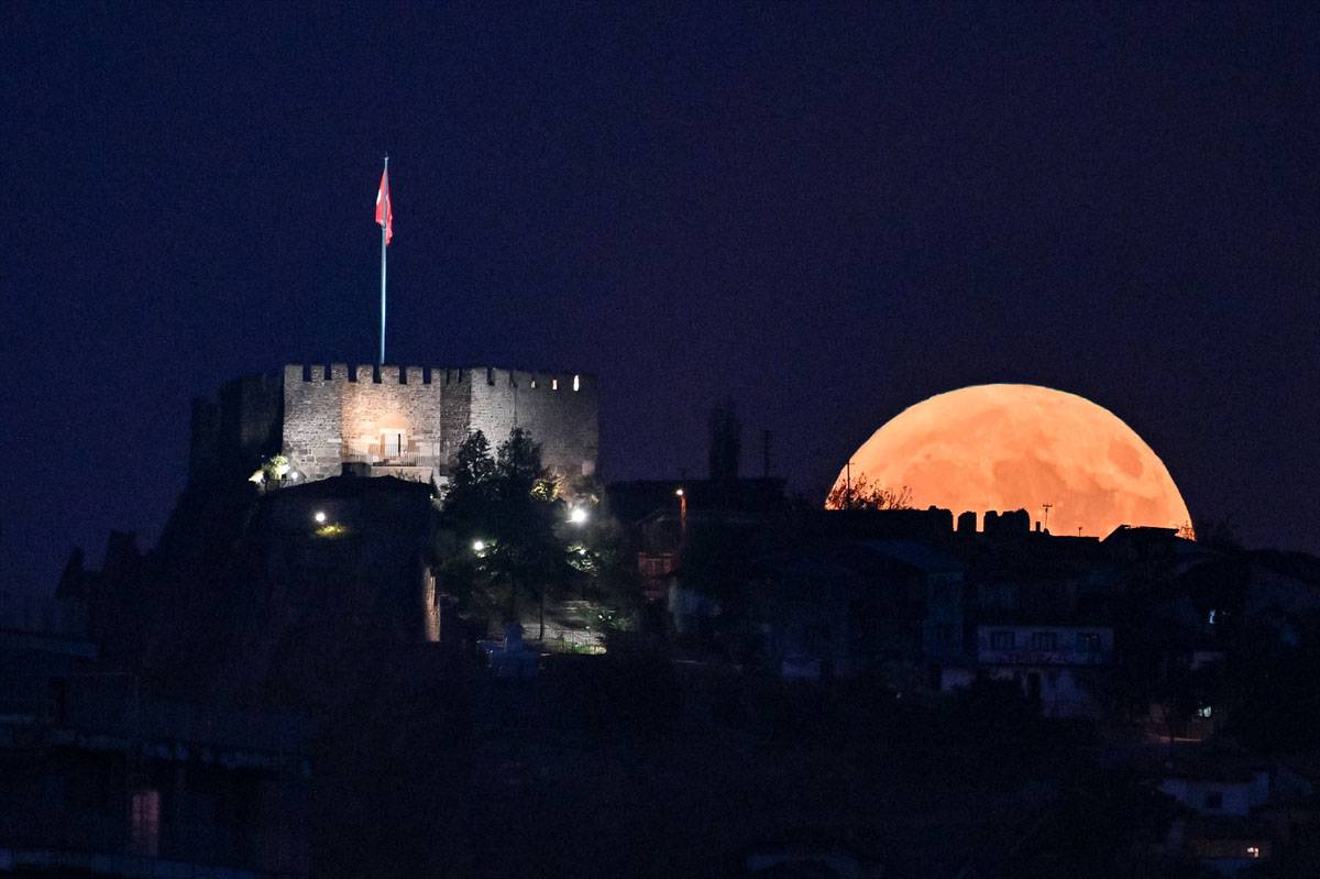  Ay da onları eli boş göndermedi. 