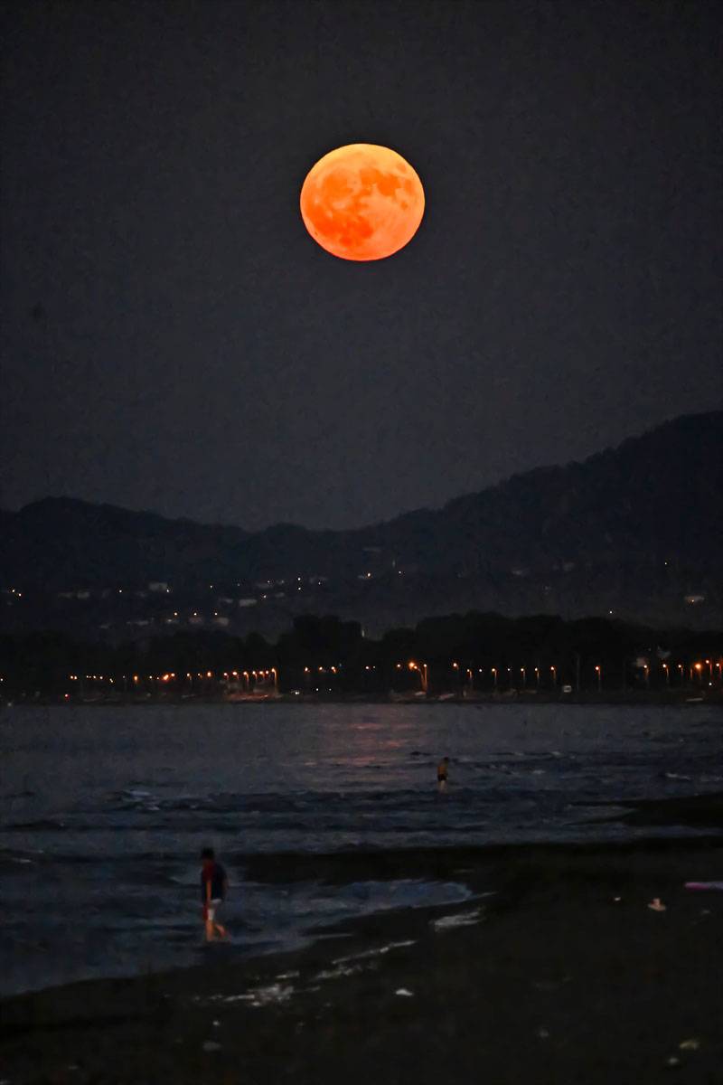  Bu müthiş dolunay manzarasını kaçıranlar için fotoğrafları derledik. 