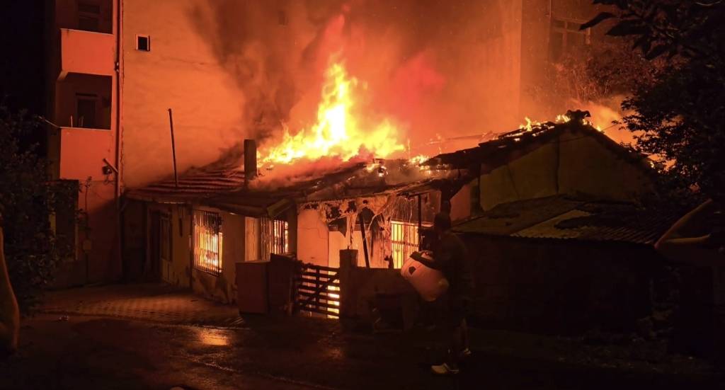 İstanbul'da Ümraniye'de gecekondu yangını...